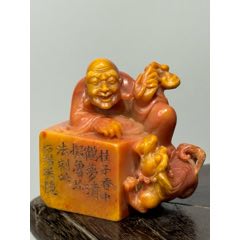 寿山石印，田黄。乙酉年篆刻家【昌硕】刻石，精品灯光冻田黄石雕刻博古