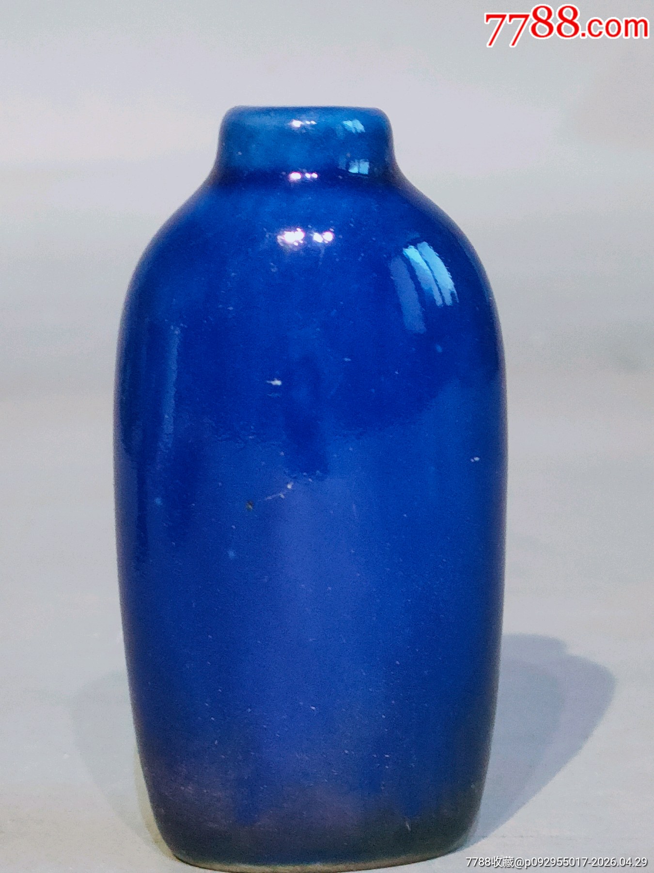 清代小药瓶鼻烟壶做工非常精美，器型规矩精致，品完好_蓝釉瓷_作品欣赏