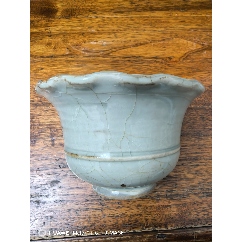 清代三足香炉，笔洗，哥釉，青白釉，开片，腹径17高8，品相如图，有冲