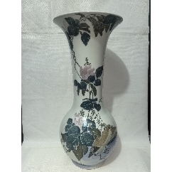 清早期乾隆广彩人物盘尺寸：15.8左右品相：如图两条线，做工规整，瓷质