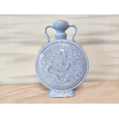 清代乾隆粉青釉浮雕龍?jiān)讫埣y抱月瓶