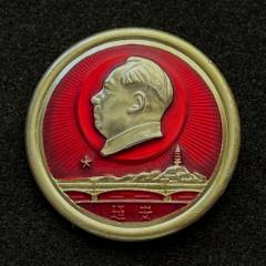 毛主席像章中英文标注（“毛主席万岁”、中国上海）纪念徽章-毛主席像章