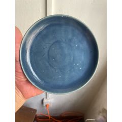 清代中期霁蓝釉堆白花卉罐子一个，唇口有切割，余完整。_蓝釉瓷_纵观