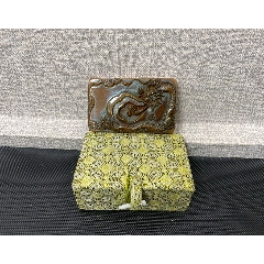 寿山石（螭龙）印章，采用原石雕刻，雕刻精美，入刀深邃，石质坚硬油润