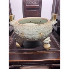 宋.龙泉窑刻花三足炉_青瓷/秘色瓷_淘藏之家【7788旧书网】