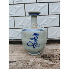 民国青花四系提壶酒壶胎质洁白，釉面莹润如玉，光泽柔和，造型古朴，器