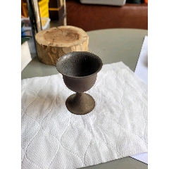 唐代宫廷御用铜鎏金酒杯。通体錾刻花卉纹图案，錾工精湛，鎏纯金。_
