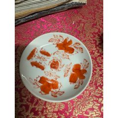清早期乾隆广彩人物盘尺寸：15.8左右品相：如图两条线，做工规整，瓷质