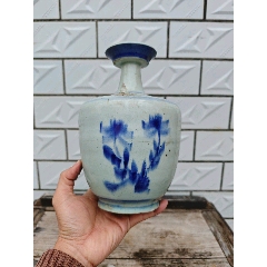 民国青花四系提壶酒壶胎质洁白，釉面莹润如玉，光泽柔和，造型古朴，器