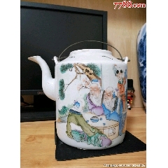 清代粉彩人物六方茶叶罐画工精美，瓷质细腻，罐身完整，高约13.5厘米