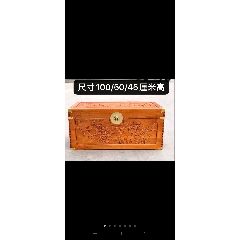 下乡收获老樟木箱一个，五面纯手工雕刻，全部都是独板樟木，选料讲究