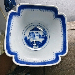 六七十年代景德镇制篆书四字底款直径31厘米釉下三篮圈边饰缠枝芙蓉花