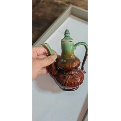 唐代宫廷御用铜鎏金酒杯。通体錾刻花卉纹图案，錾工精湛，鎏纯金。_
