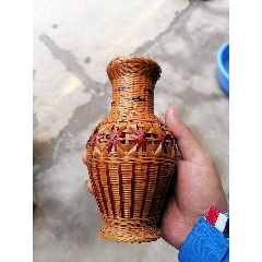 老竹编花瓶，内有瓷胆，手工编织，造型独特。高约16厘米，整体成色还
