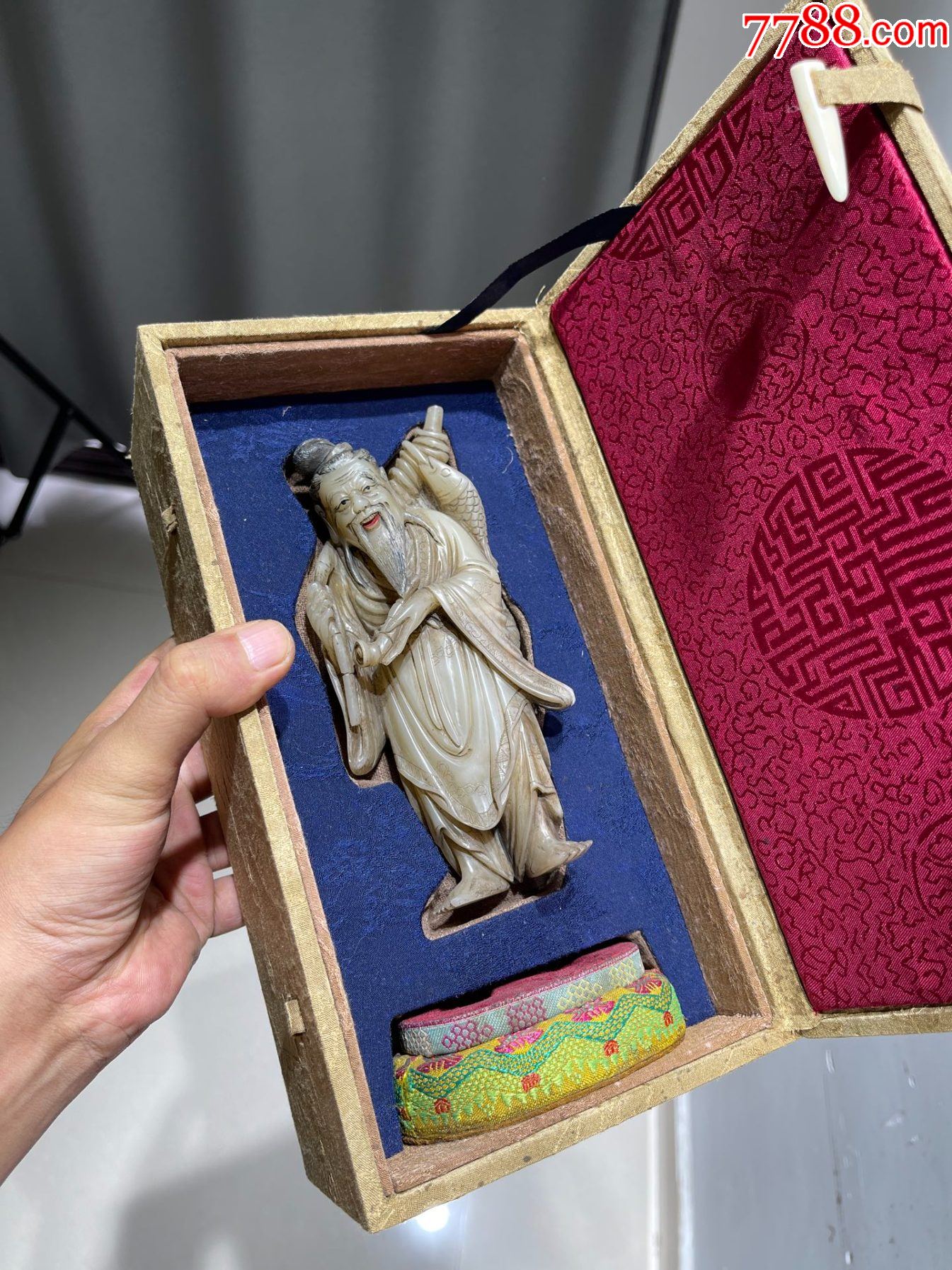旧蔵　天然寿山石 彫刻　「漁翁」　収納箱付き 旧蔵 天然寿山石 彫刻 「漁翁」 収納箱付き 旧蔵 天然寿山石 彫刻