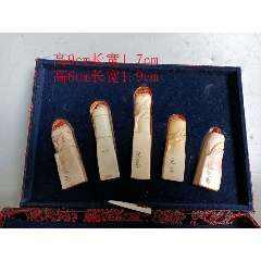 寿山石印，田黄。乙酉年篆刻家【昌硕】刻石，精品灯光冻田黄石雕刻博古