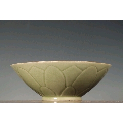 唐五代越窯青瓷蓮瓣紋暗刻鳳鳥(niǎo)紋撇口斗笠碗