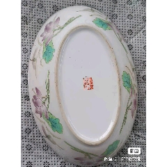 清早期乾隆广彩人物盘尺寸：15.8左右品相：如图两条线，做工规整，瓷质