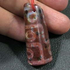 全朱砂虹彩虎牙图腾玛瑙天珠手串，一共12颗【宝贝尺寸】：天珠长15宽11