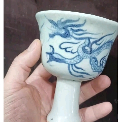 唐代宫廷御用铜鎏金酒杯。通体錾刻花卉纹图案，錾工精湛，鎏纯金。_