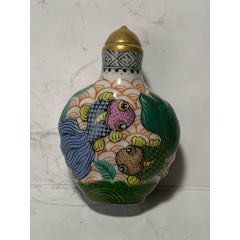 鸡油黄玻璃浅浮雕年年有余鼻烟壶_旧鼻烟壶_曹记文具【7788红宝书】