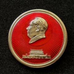 毛主席像章中英文标注（“毛主席万岁”、中国上海）纪念徽章-毛主席像章