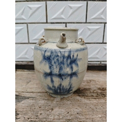 民国青花四系提壶酒壶胎质洁白，釉面莹润如玉，光泽柔和，造型古朴，器