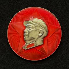毛主席像章中英文标注（“毛主席万岁”、中国上海）纪念徽章-毛主席像章