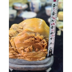 寿山石绿田黄石原石籽料一个，可以用于雕刻个挂件，小印章，小摆件都