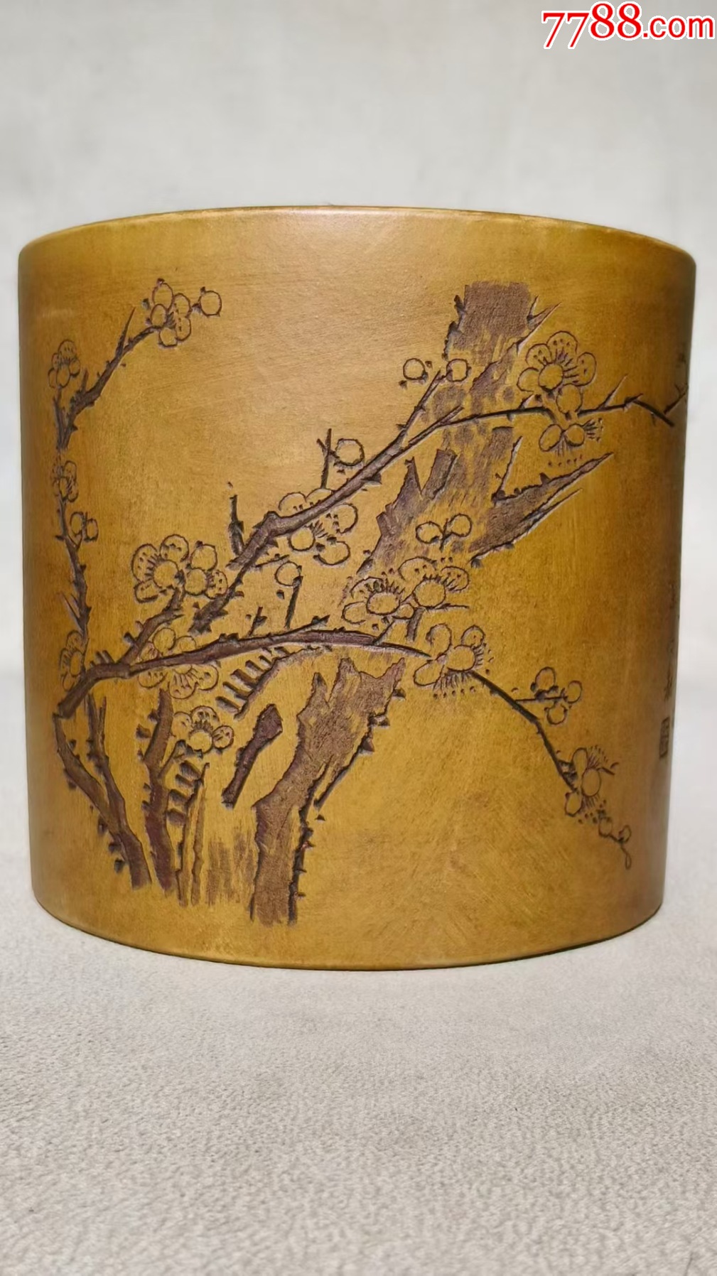 清代阿曼陀室款老紫砂手工刻绘梅花文字纹笔筒，高13.7直径14.5厘米