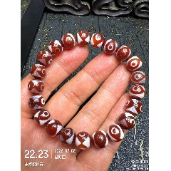 糯白六眼玛瑙天珠，有瑕疵【宝贝尺寸】：天珠长30宽12毫米左右【收藏
