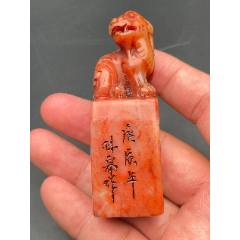 寿山石印，田黄。乙酉年篆刻家【昌硕】刻石，精品灯光冻田黄石雕刻博古
