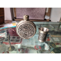 唐代宫廷御用铜鎏金酒杯。通体錾刻花卉纹图案，錾工精湛，鎏纯金。_