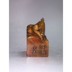 寿山石印，田黄。乙酉年篆刻家【昌硕】刻石，精品灯光冻田黄石雕刻博古