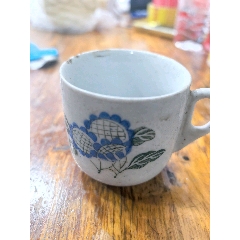 唐代宫廷御用铜鎏金酒杯。通体錾刻花卉纹图案，錾工精湛，鎏纯金。_