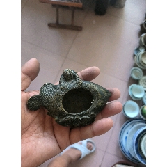 古老铜铸鼓钉浮纹青蛙水注，青蛙张口仰天，跃跃欲试，造型古朴，纹饰