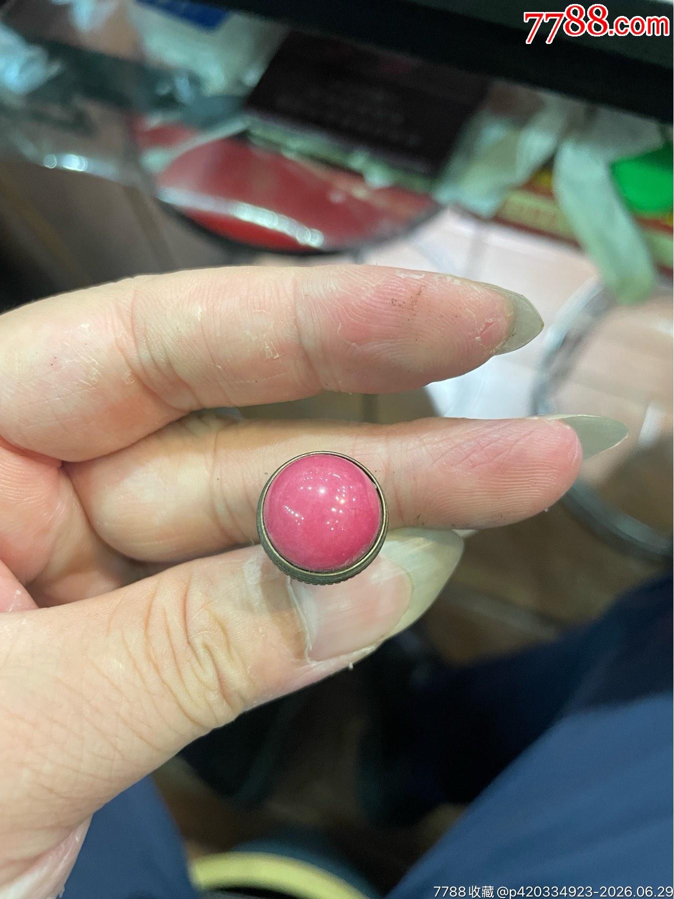 老鼻烟壶盖子。铜托镶嵌红色宝石色。金属针杆。可拆卸。老物件。成色还