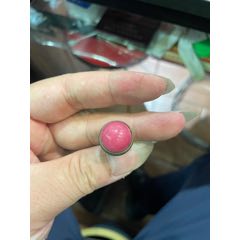 老鼻烟壶盖子。铜托镶嵌红色宝石色。金属针杆。可拆卸。老物件。成色还